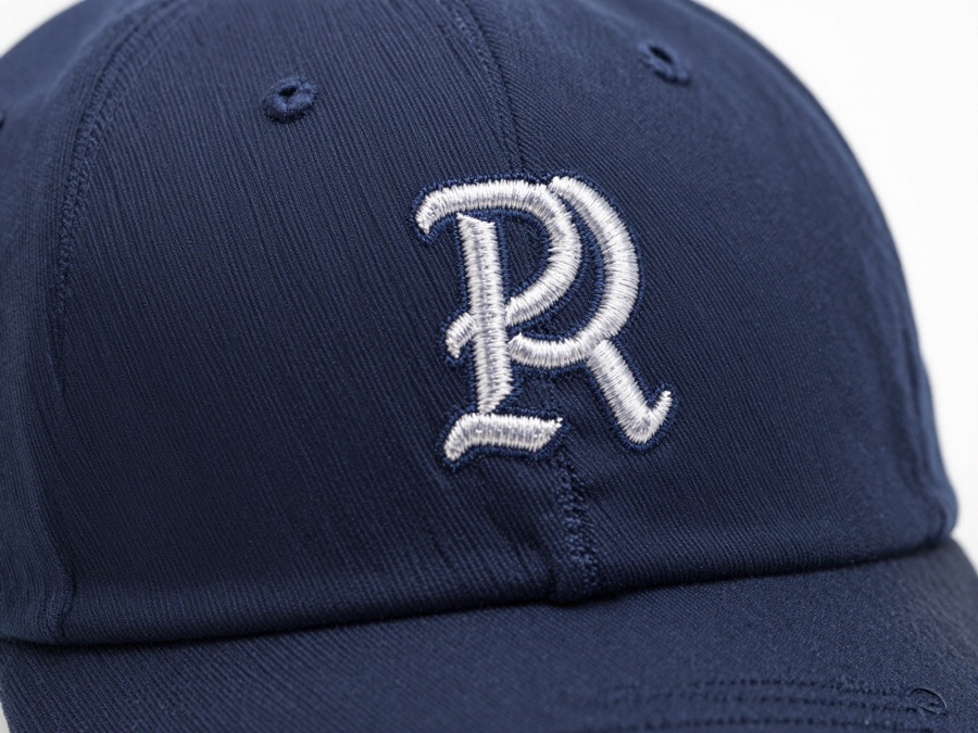 Detail bordir logo perusahaan pada topi baseball custom hasil konveksi Karmeda Tangerang