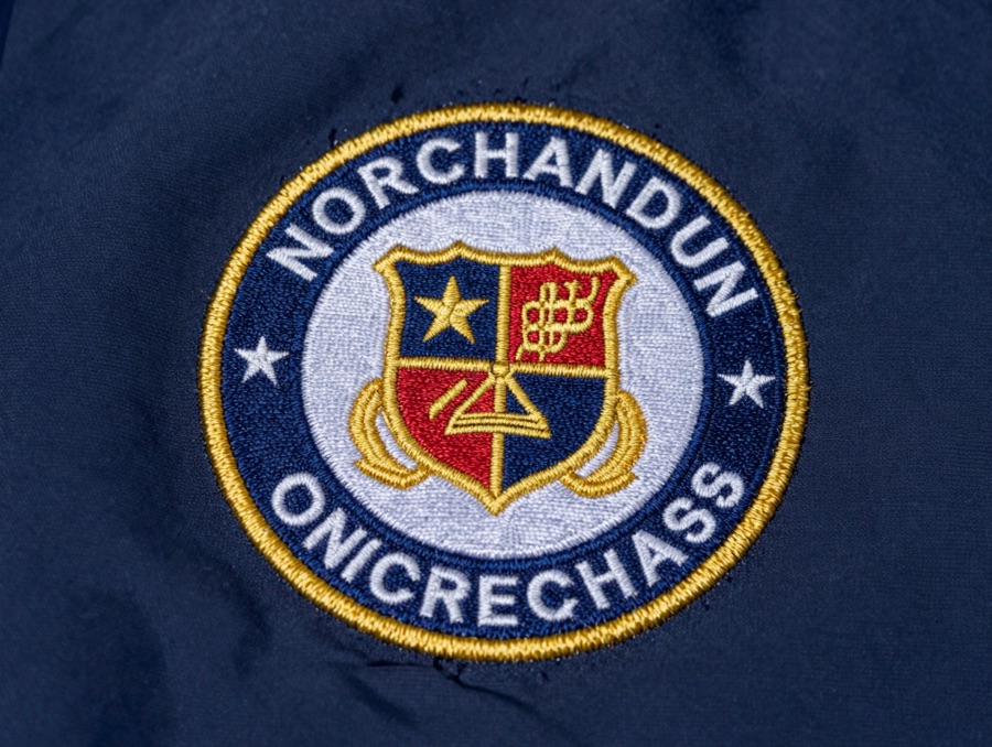 Detail bordir logo fakultas rapih pada lengan jaket almamater bahan fleece