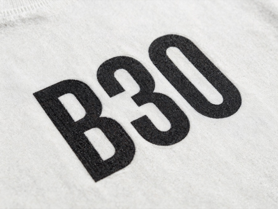 Detail sablon logo perusahaan pada kaos cotton combed custom Karmeda