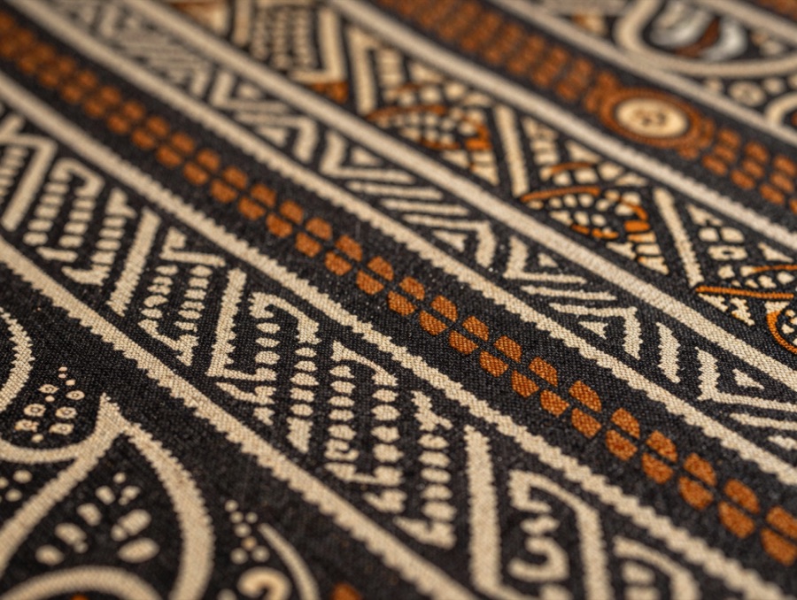 Detail motif batik cap dan batik print pada seragam kantor korporat